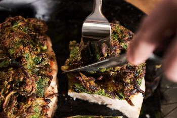 Chicken breast with parsley and onion crust